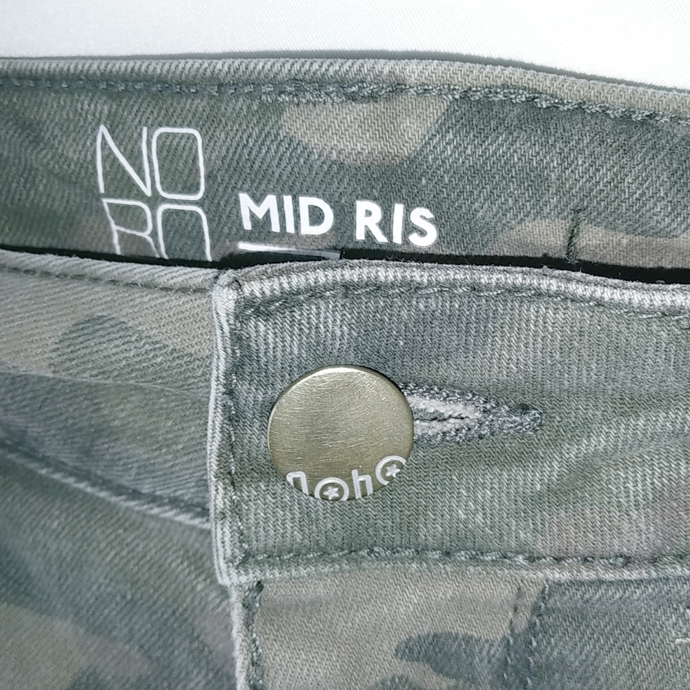NoBo 11 30x23 Cammo Mid Rise Raw Hem Capri Pants - Picture 7 of 8